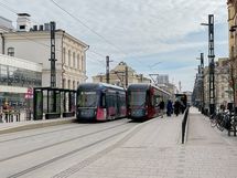 Bussi- ja ratikkapysäkit  Hämeenkadulla ovat noin 300 metrin päässä.