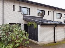 ulko-oven vieressä varasto