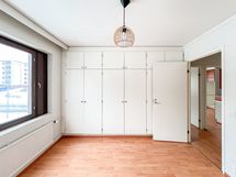 Makuuhuoneessa on reilusti kaappitilaa.