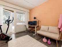 Ensimmäisestä makuuhuoneesta on kulku terassille