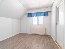 Yläkerran 1. makuuhuone