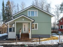 Vanhan puutaloidyllin henkeä ja modernia asumismukavuutta.