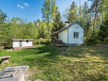 Mummonmökki pihapiireineen.