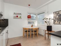 Keittiössä tilaa isommallekin ruokapöydälle