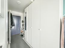 Eteisessä on kivasti kaappitilaa valmiina.