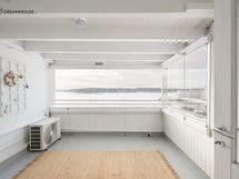 Suuri lasitettu parveke