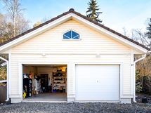 Kahden auton lämmmin autotalli sekä maalämpöpumpun tekninentila että lämmin varastotila