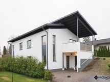 Upea valkoinen kivitalo