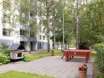 Taloyhtiön pihaa