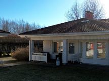 Julkisivu takapihalta