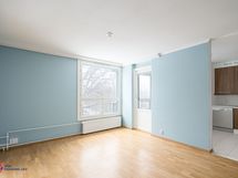 Olohuoneesta käynti parvekkeelle.