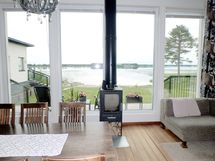 Olohuoneesta suuret ikkunat järven suuntaan
