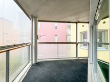 Lasitettu parveke etelään.