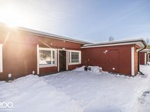 Julkisivua etupihan puolelta