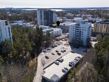 Autopaikat viereisellä parkkialueella