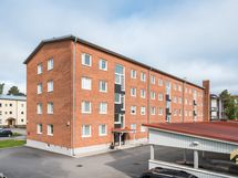 Julkisivu pihalta