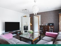 Olohuoneessa on myös ilmalämpöpumppu.