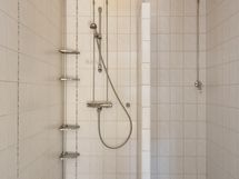 Kylpyhuone remontoitu perinteisesti tehdyn putkiremontin yhteydessä.