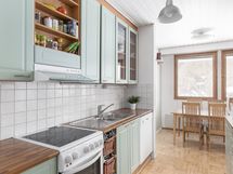 Rosenlewin liesi on keraaminen, uunissa grillitoiminto.