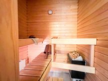 Asunnossa on ihana oma sauna.