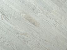 Kodissa on tammiparkettilattiat ja lattialämmitys.