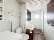 Kodin kylpyhuone on remontoitu 2009 ja peilikaappi on teetetty mittatilaustyönä.