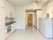 Huoneen yhteydessä oleva kokoontaitettava sänky voi tarvittaessa jäädä