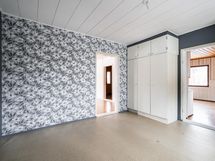 Alakerran ruokahuone/makuuhuone