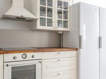 Vaalea maalaisromanttinen keittiö.