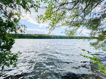 Lähistöllä vesistöä kiertävät metsäiset lenkkimaastot.