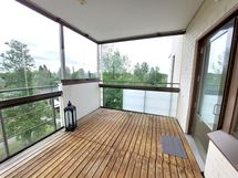 Lasitettu parveke aamuaurinkoon