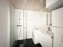 Kylpyhuoneesta löytyy pyykinpesukone valmiina.