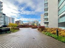 Näkymä taloyhtiön sisäpihalta.