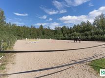 Ratsastuskenttä.