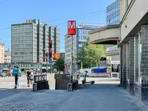 Kurvin metroasema kävelyetäisyydellä. Alueella kulkee tiuhaan myös busseja ja ratikoita.
