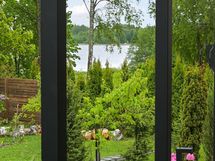 Aamuaurinkoon avautuvan terassin näkymä on Tuusulanjärvelle.