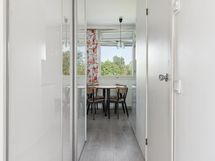 Olohuoneesta keittiöön, liukuovikaapit