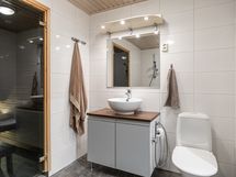 Kylpyhuoneen yhteydessä on asunnon toinen wc