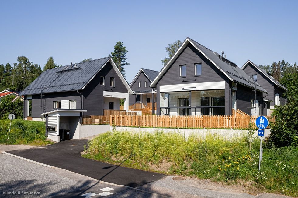 Yhtiössä neljä erillistaloa