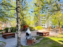 Taloyhtiön piha-alue on viihtyisä.