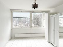 Ikkunoissa on säleikaihtimet.