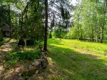 Polku piharakennukselle.