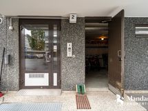 Ulko-ovi rappuun. Oikealla heti pyörävarasto.