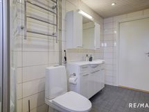 Tilava kylpyhuone, oma sauna, kodinhoitotila ja toinen wc ovat luxusta perheen arjessa.