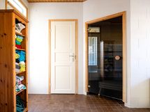 Saunatilan erillis-wc sekä käynti terassille