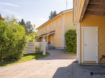 Paritalon jälkimmäinen huoneisto on myynnissä.