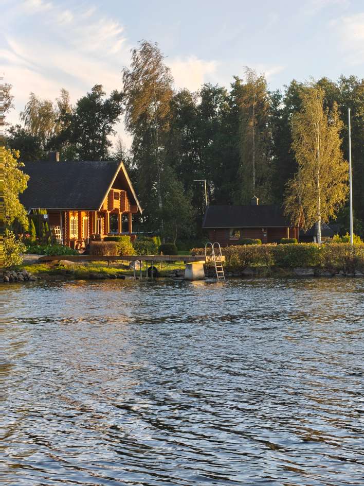 Loma-asunto, Päämökki: oh, k, wc, mh, pukuh, s. Yläk: aula, mh, parveke.Vierasmökki: huone, keittonurkkaus, parvi, 120,5 m², Olkiluoto, Eurajoki