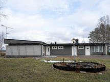 Etupiha josta löytyy pieni täytettävä lampi suihkulähteineen.