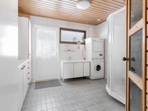 Pesuhuone, jonka yhteydessä on kodinhoitotila. Käynti ulos.