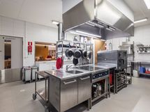 Ammattikeittiö olohuoneen yhteydessä